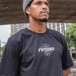 Camiseta-Future-Light-Cone-Preta-Frente-Modelo-Close