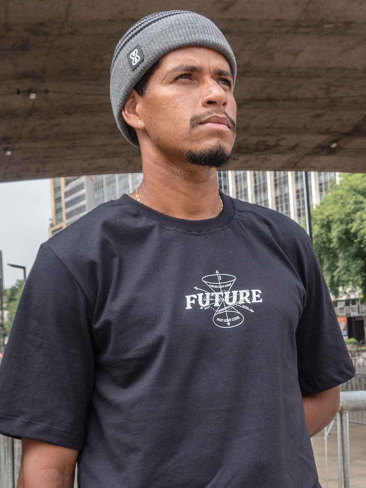 Camiseta-Future-Light-Cone-Preta-Frente-Modelo-Close
