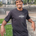 Camiseta-Future-Light-Cone-Preta-Frente-Modelo
