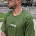Camiseta-Future-Light-Cone-Verde-Frente-Modelo-Close