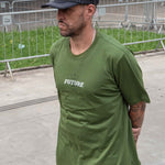 Camiseta-Future-Light-Cone-Verde-Frente-Modelo