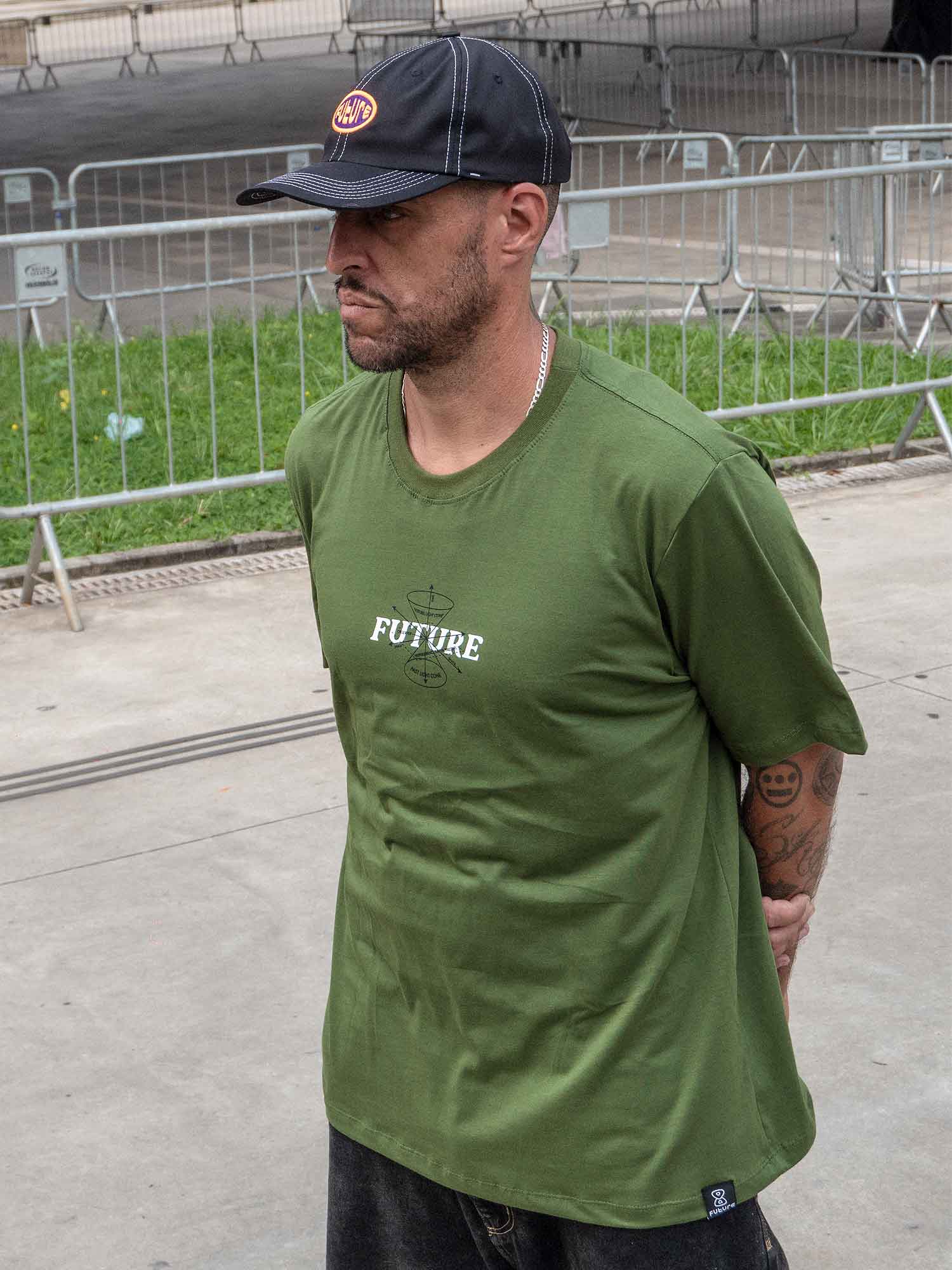 Camiseta-Future-Light-Cone-Verde-Frente-Modelo