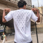 Camiseta-Future-Texturized-Branca-Costas-Modelo