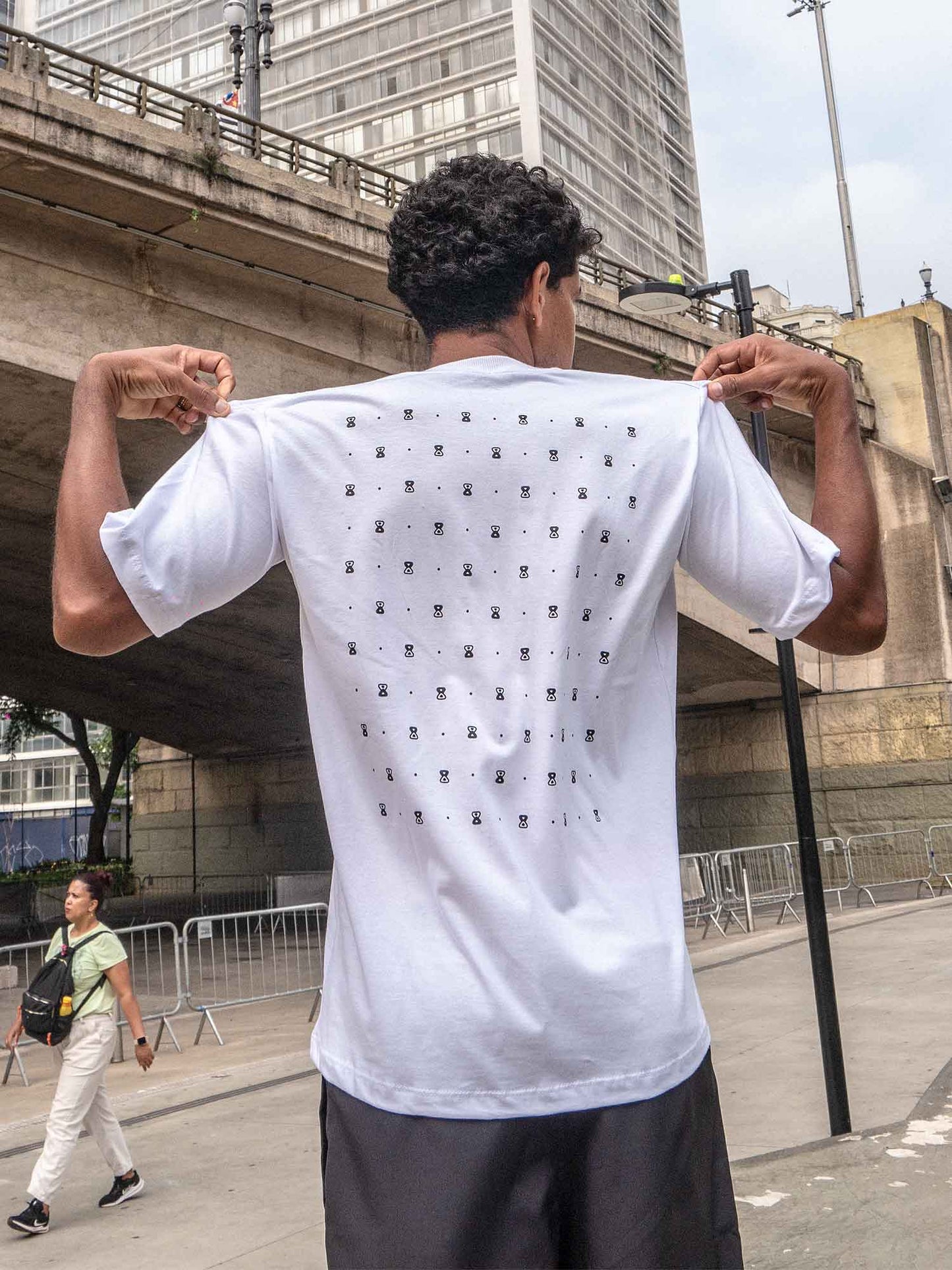 Camiseta-Future-Texturized-Branca-Costas-Modelo