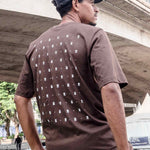 Camiseta-Future-Texturized-Marrom-Costas-Modelo