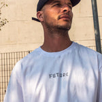 Camiseta-Future-Time-Vs-Life-Branca-Frente-Ambiente