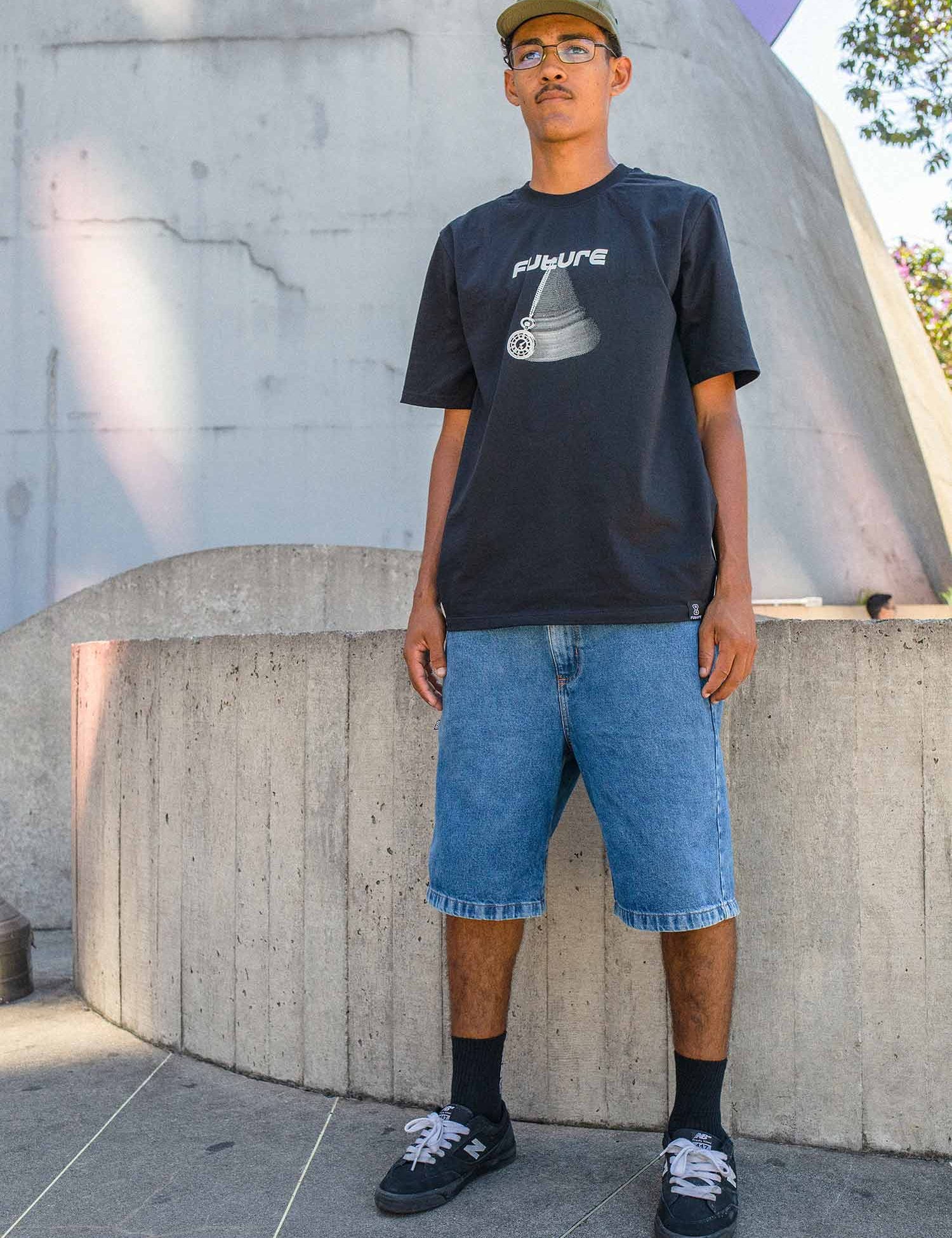 Bermuda-Future-Jeans-Azul-Marinho-Lifestyle-Frente-02