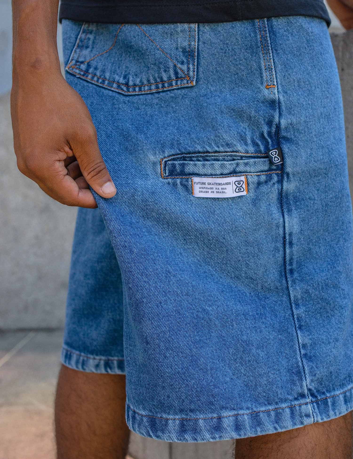 Bermuda-Future-Jeans-Azul-Marinho-Lifestyle-Perfil-Close