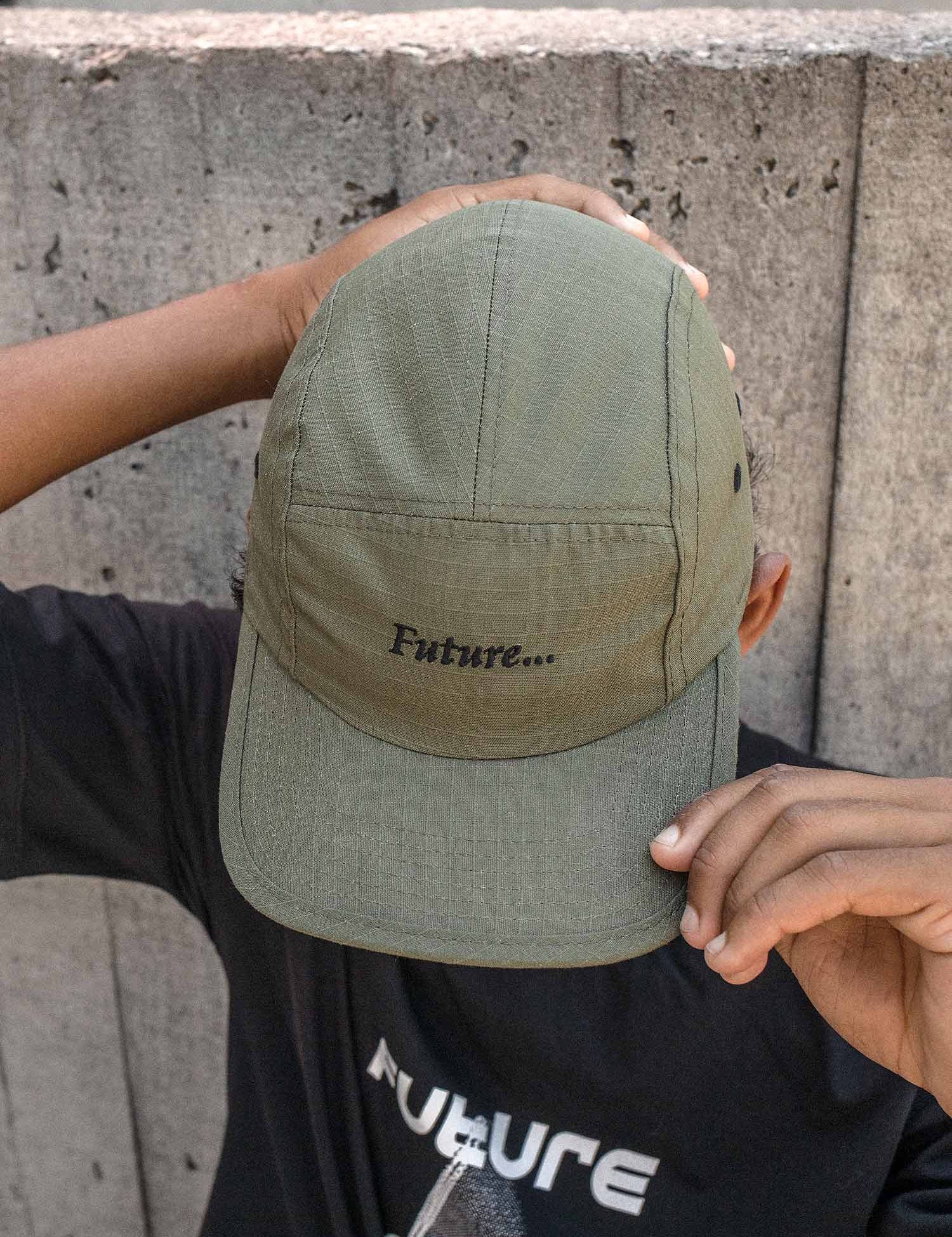 Bone-5-Panel-Future-Reticencias-Verde-Lifestyle-Close
