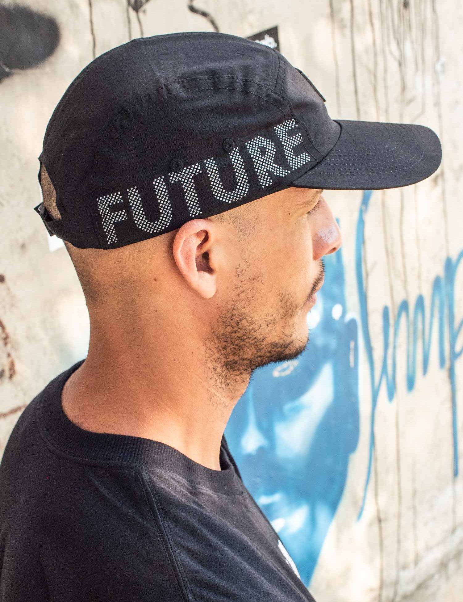 Bone-5-Panel-Future-Working-Preto-Perfil-2-Ambiente