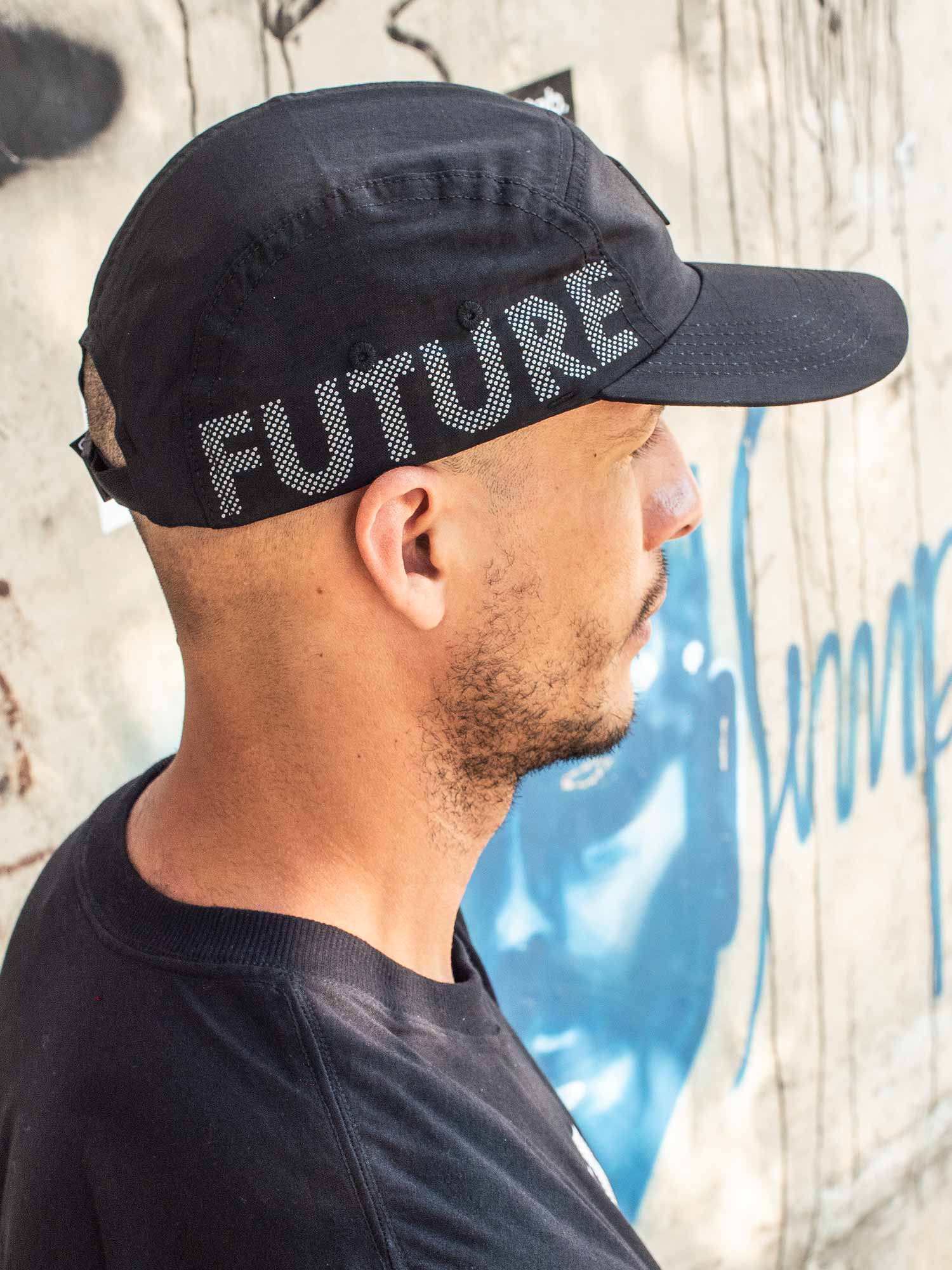 Bone-5-Panel-Future-Working-Preto-Perfil-2-Ambiente