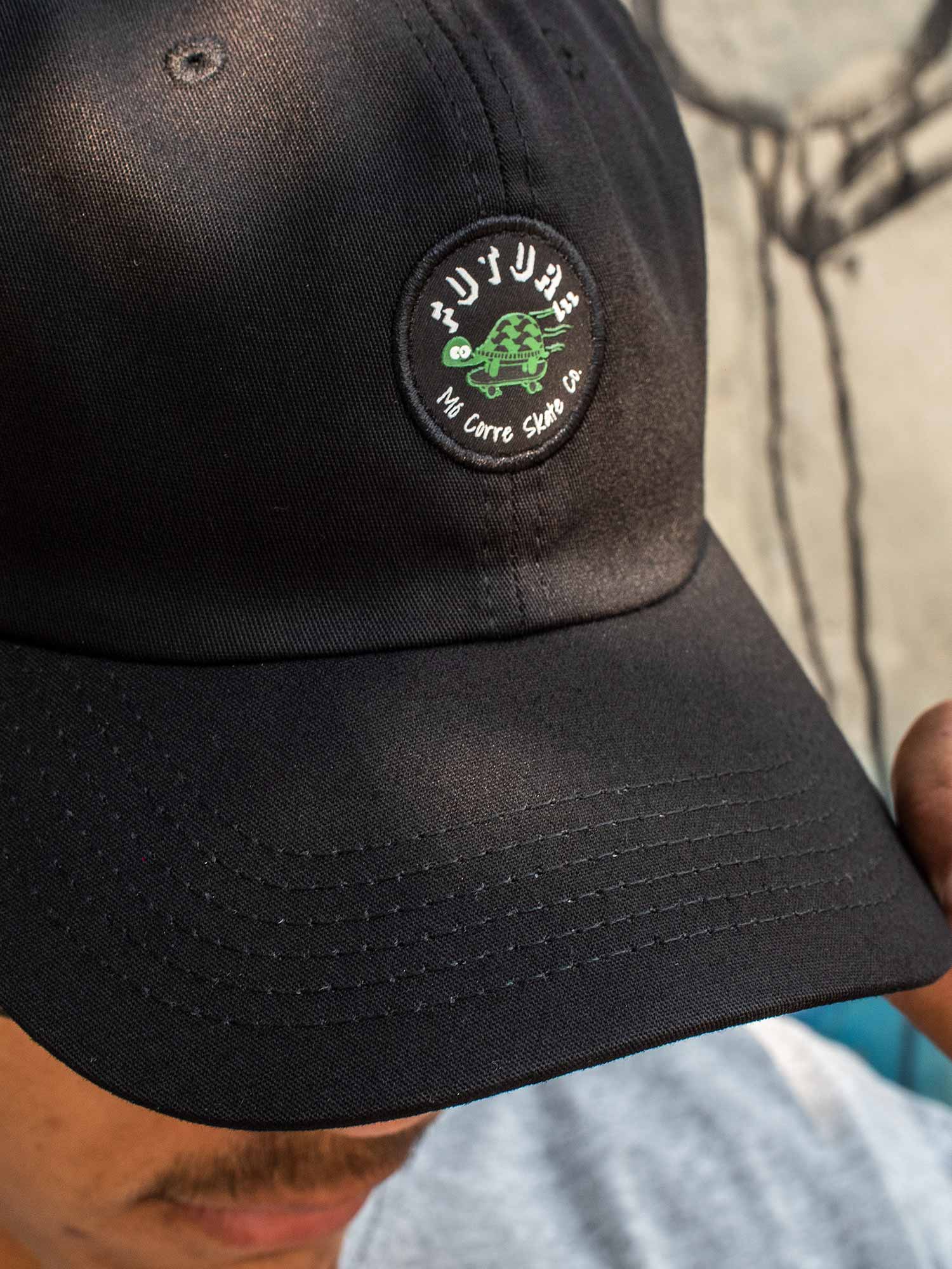 Bone-Dad-Hat-Future-Correria-Preto-Close-Ambiente