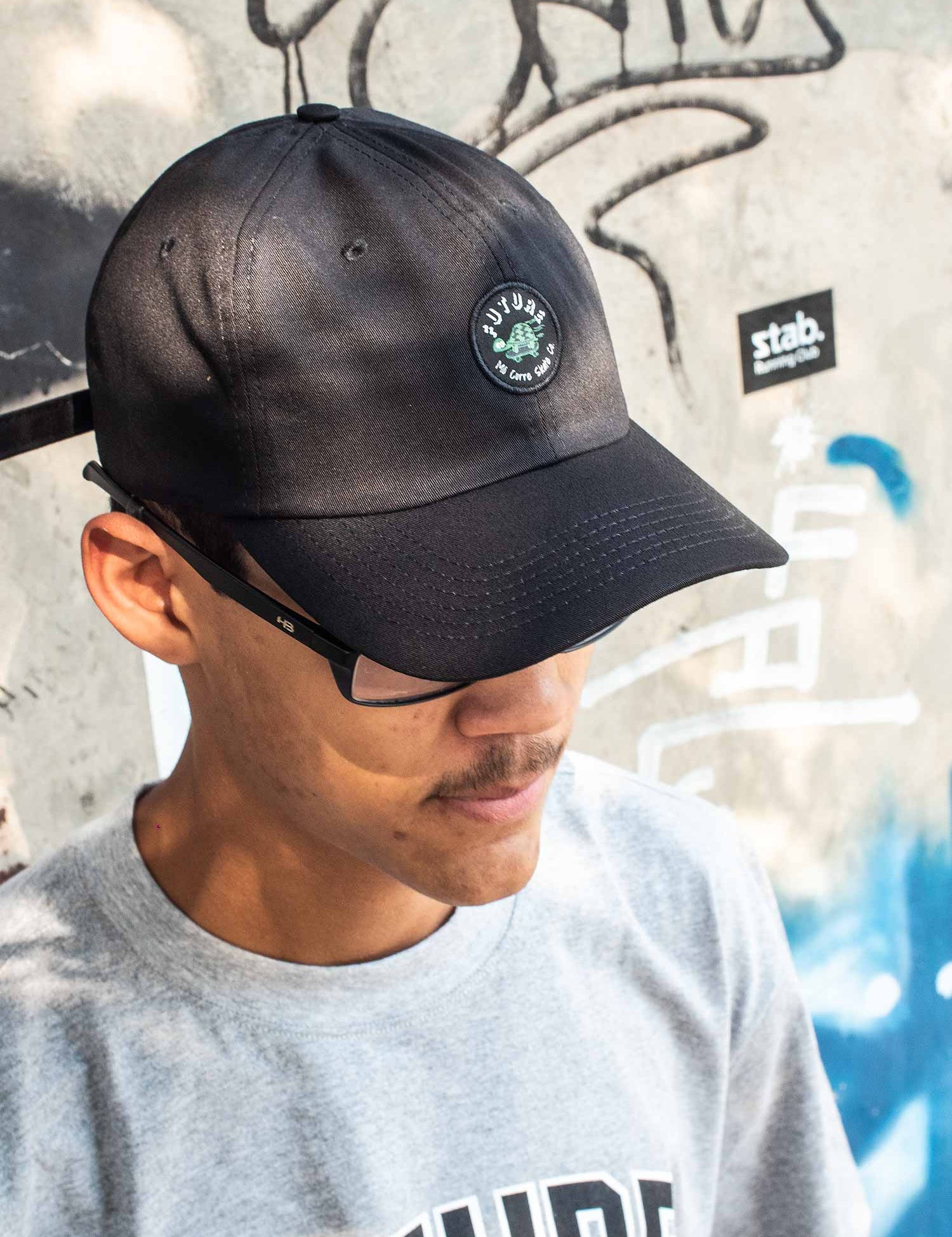 Bone-Dad-Hat-Future-Correria-Preto-Frente-Ambiente