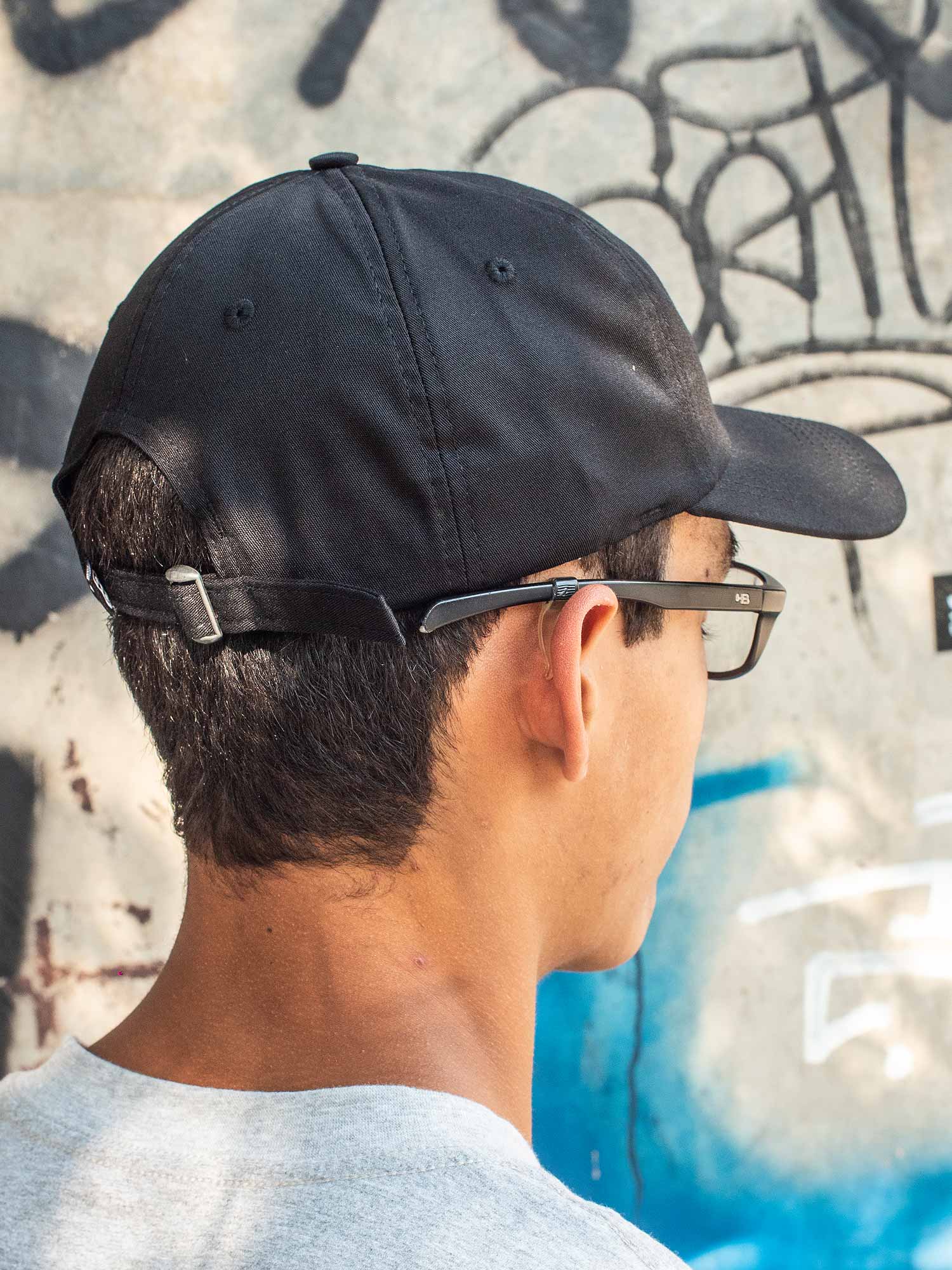 Bone-Dad-Hat-Future-Correria-Preto-Traseira-Ambiente
