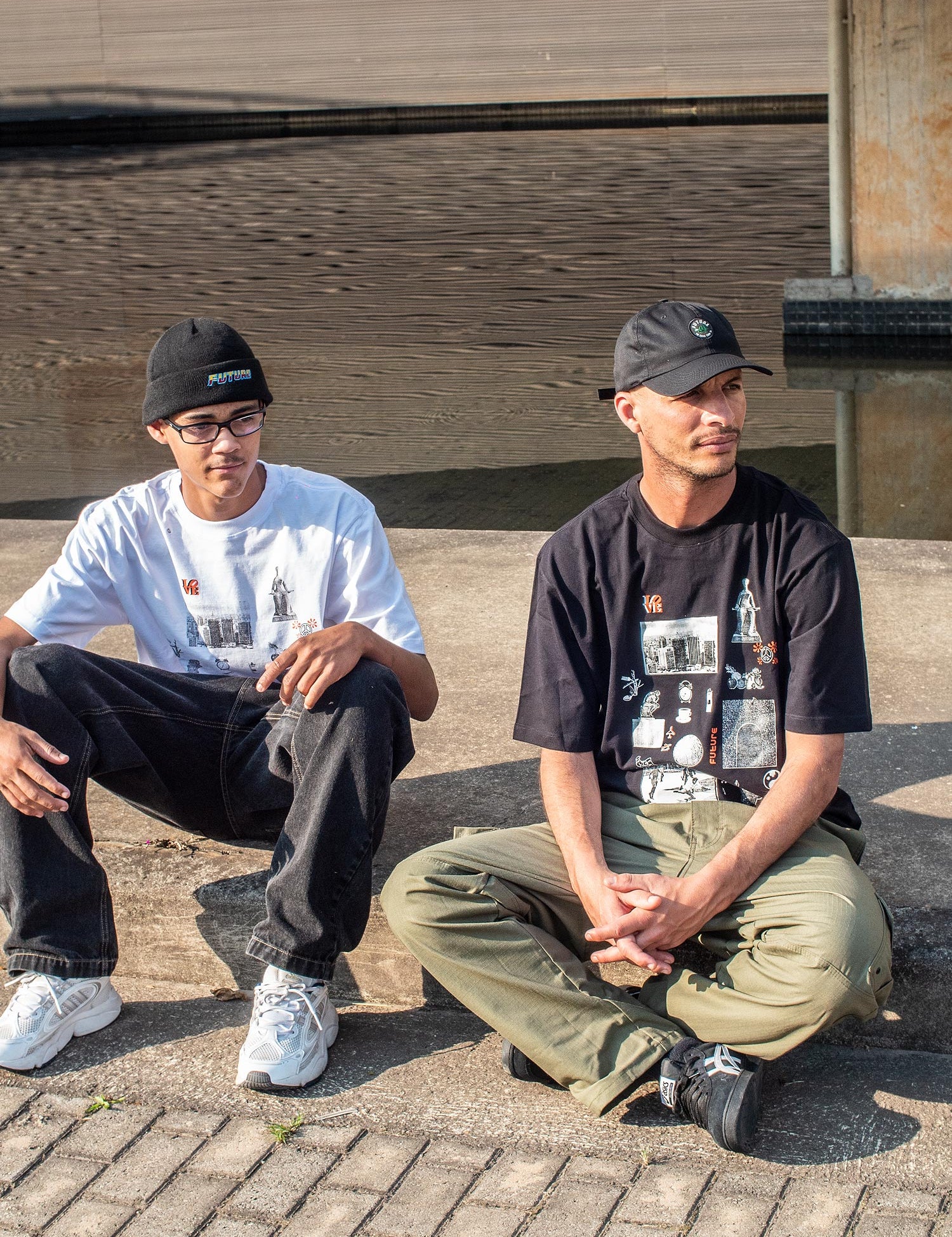 Camiseta-Future-Essentials-Branca_e_Preta-Ambiente