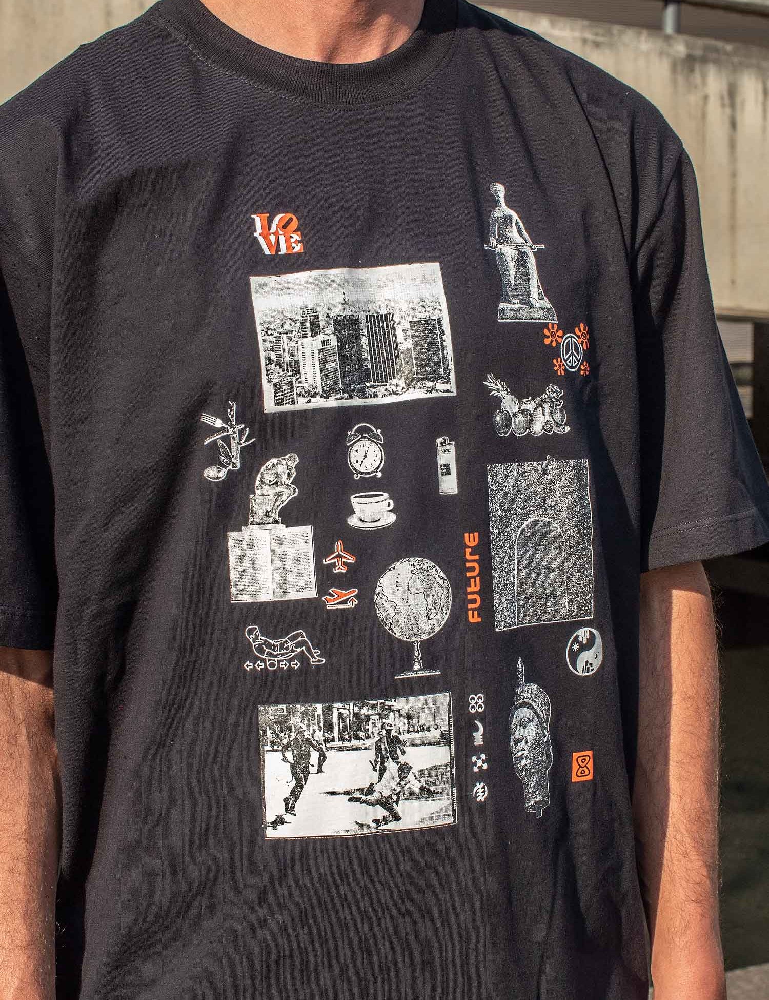 Camiseta-Future-Essentials-Preta-Close-Ambiente