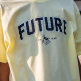 Camiseta Future Flag Amarela Frente Close Ambiente