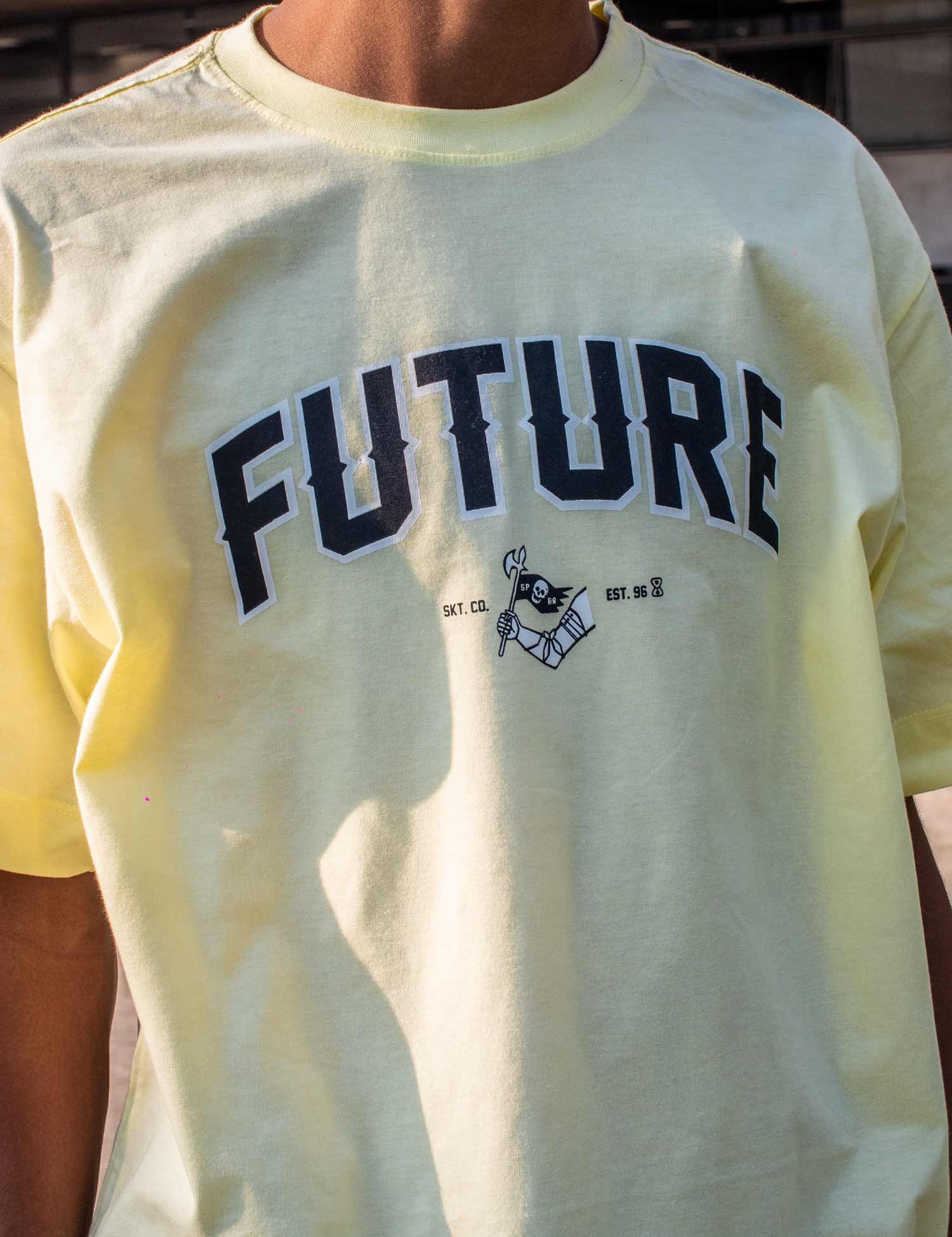 Camiseta Future Flag Amarela Frente Close Ambiente