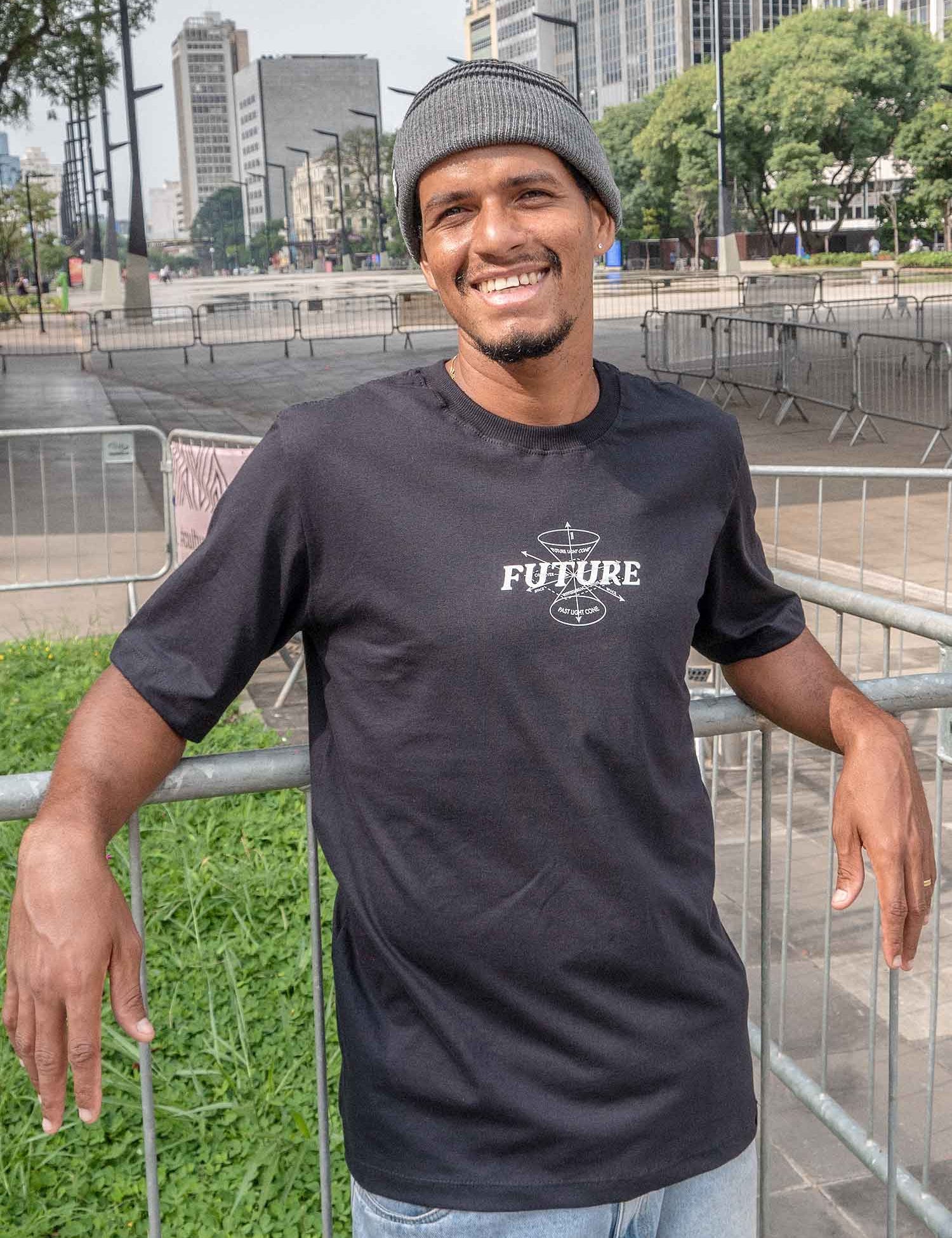 Camiseta Future Light Cone Preta Frente Modelo