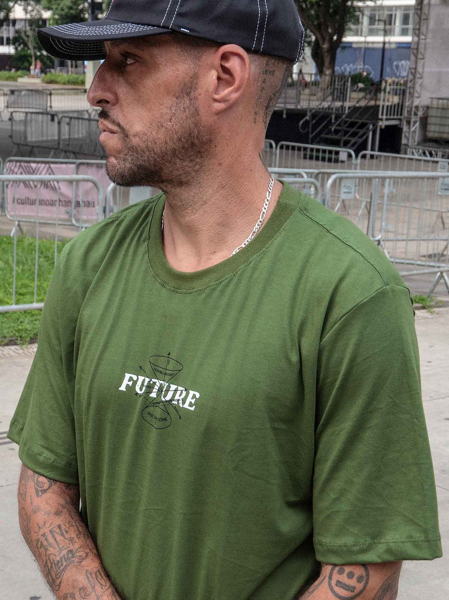 Camiseta-Future-Light-Cone-Verde-Frente-Modelo-Close
