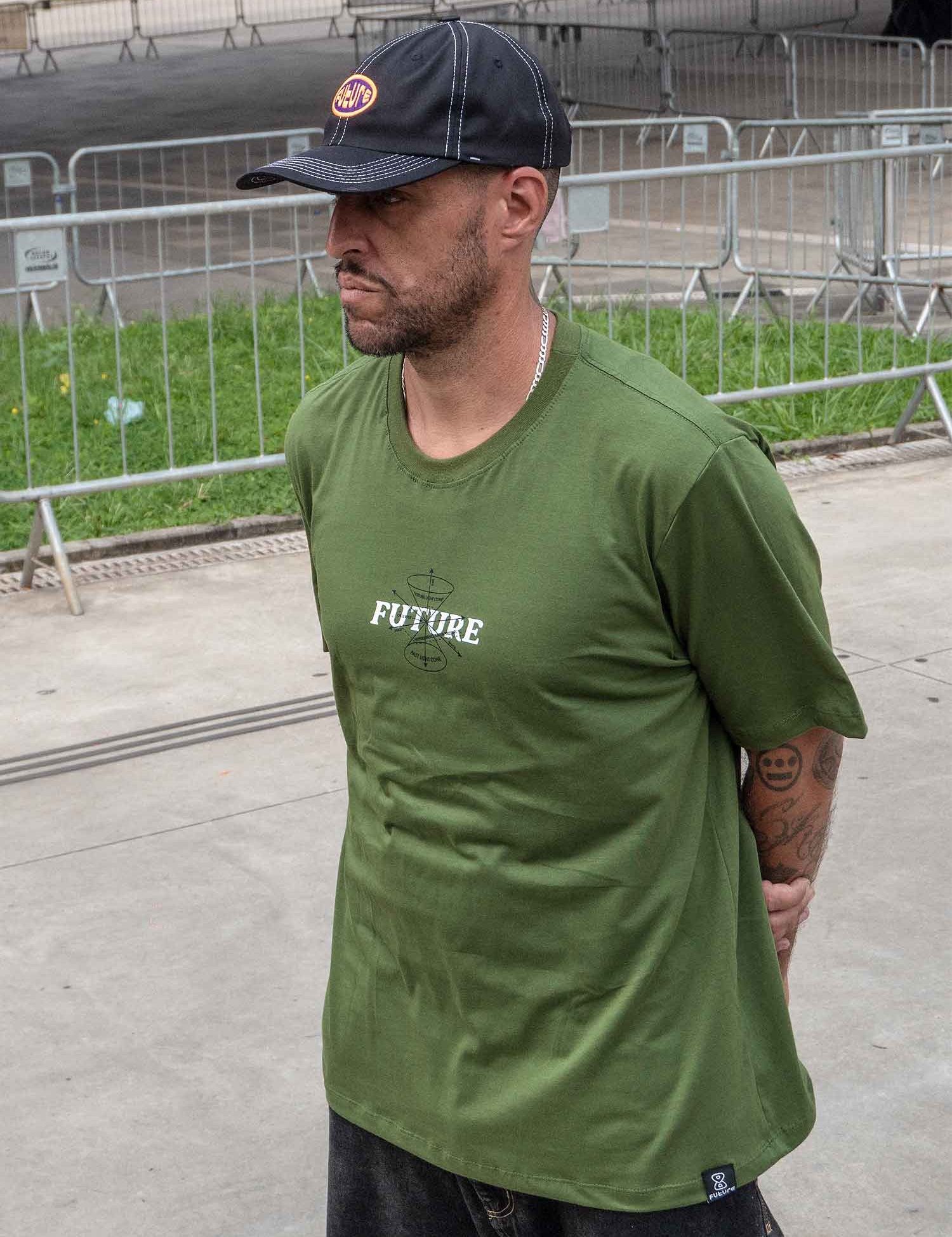 Camiseta Future Light Cone Verde Frente Modelo
