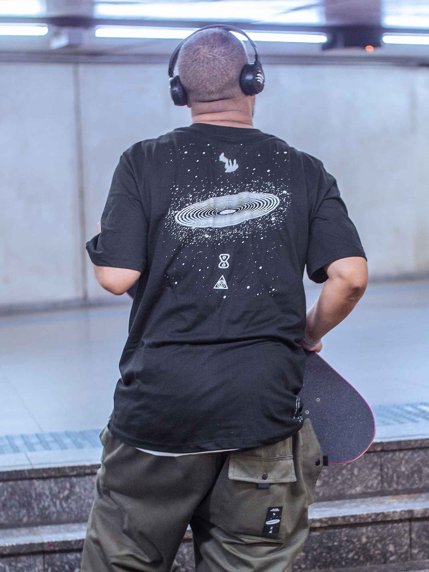 Camiseta-Future-Mycrocosmos-Preto-Costas-Lifestyle