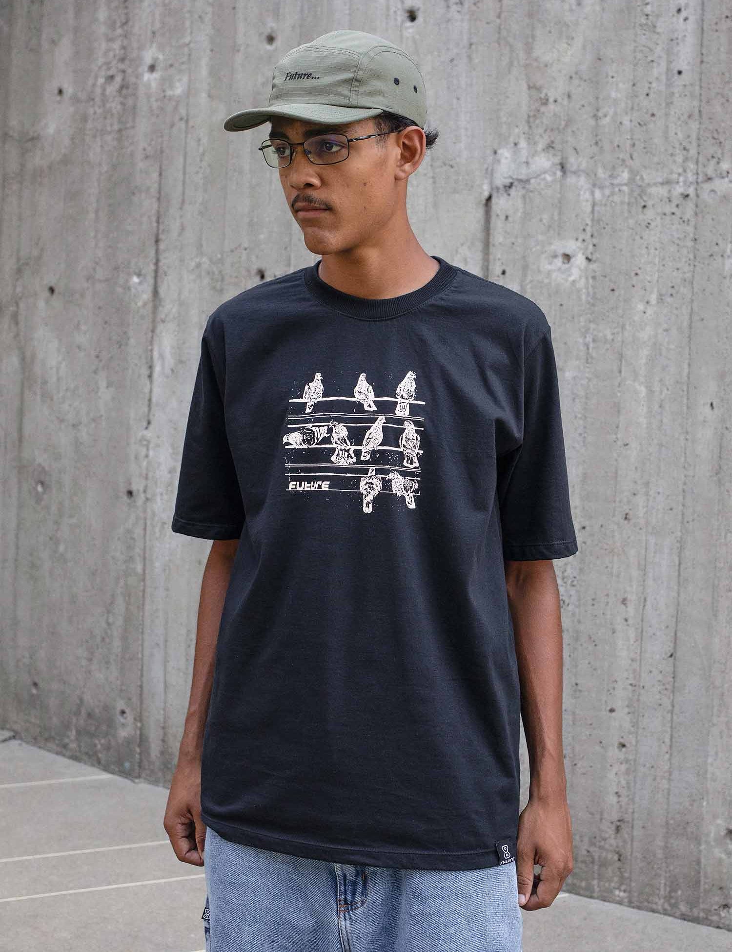 Camiseta-Future-Pigeon-Preta-Lifestyle-02