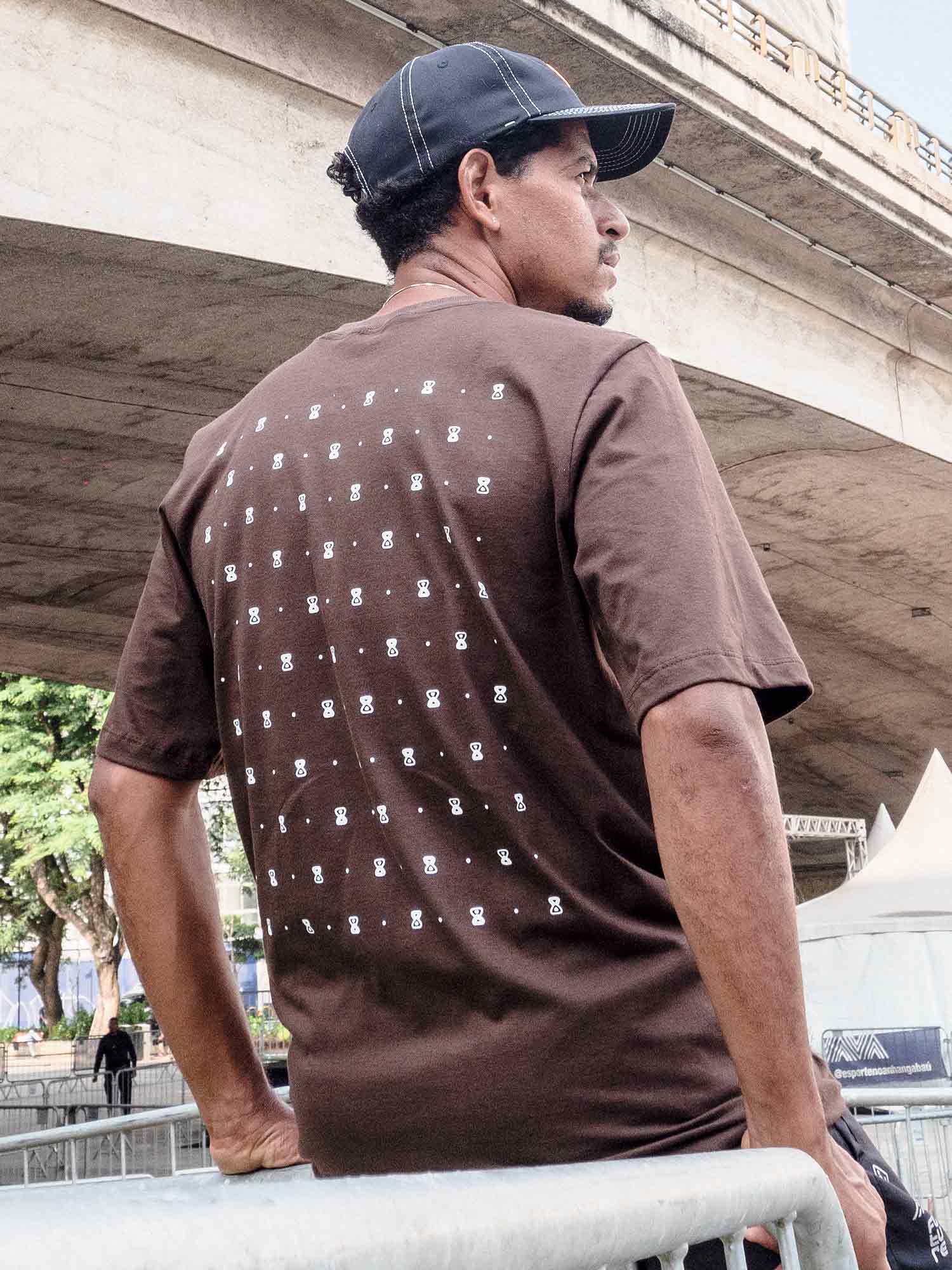 Camiseta-Future-Texturized-Marrom-Costas-Modelo
