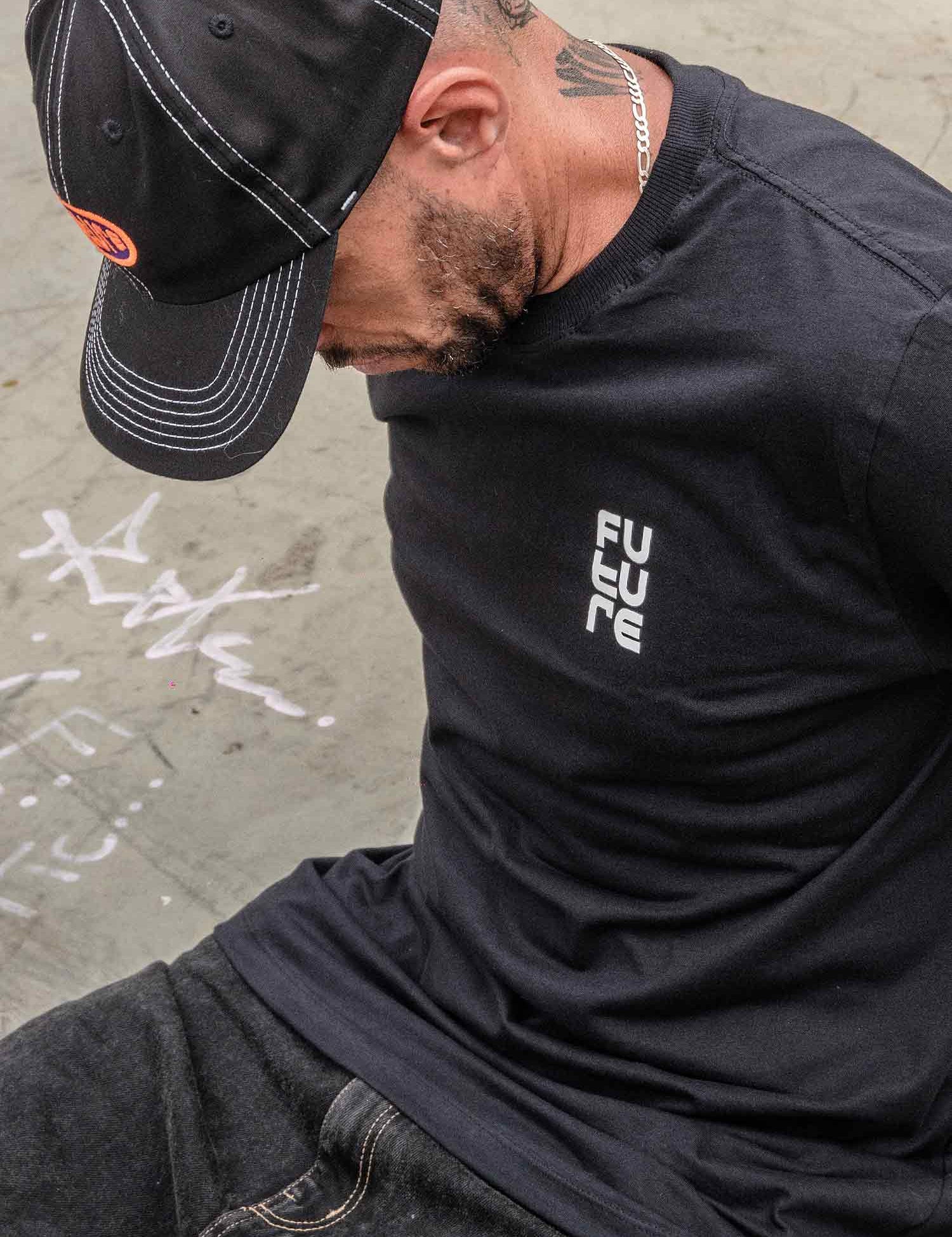 Camiseta-Future-Texturized-Preta-Frente-Modelo