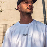 Camiseta Future Time Vs Life Branca Frente Ambiente