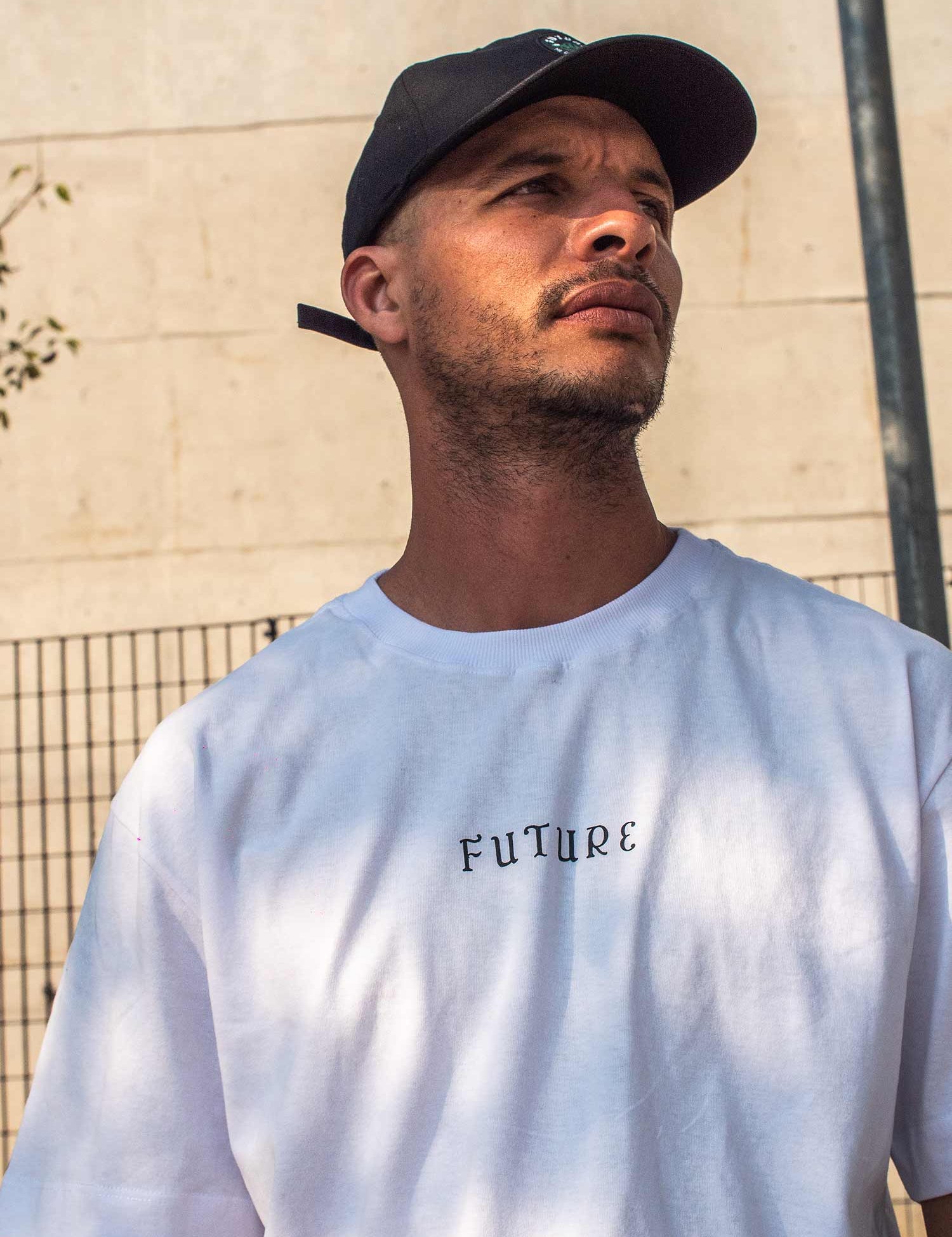 Camiseta Future Time Vs Life Branca Frente Ambiente