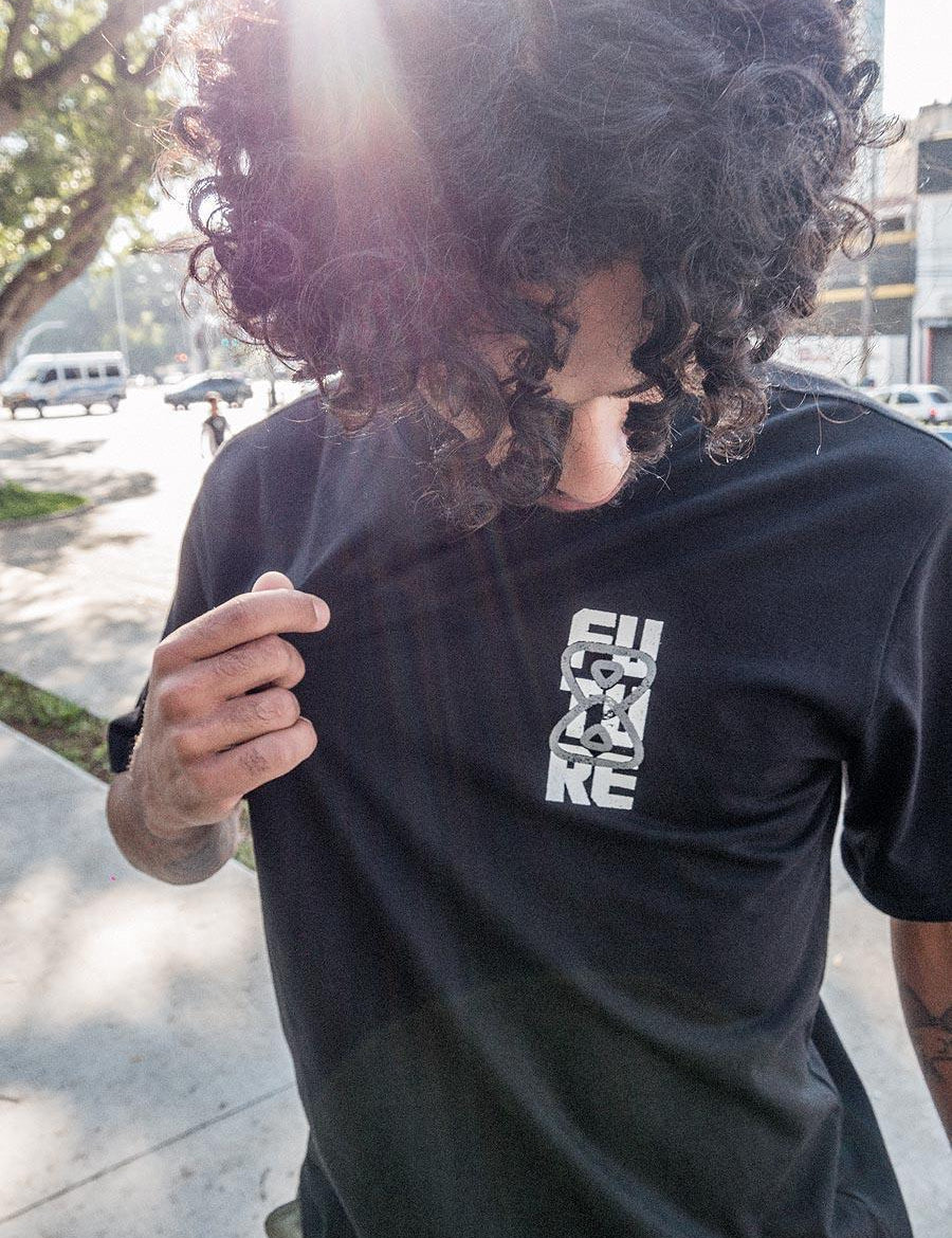     Camiseta Future Classic City Preta Frente Ambiente