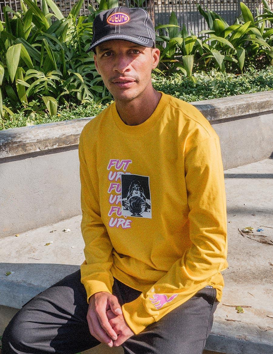     Camiseta Manga Longa Future Teller Amarela Frente Ambiente