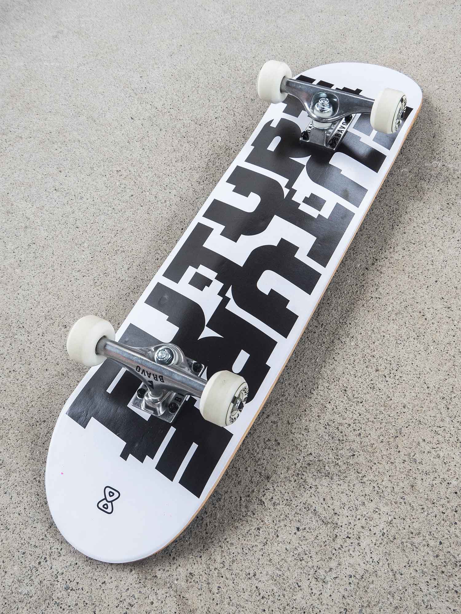 skate-montado-future-infinity-branco-ambiente